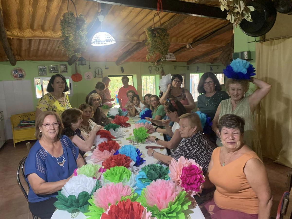 Las asociaciones locales se vuelcan en la elaboración de 4.000 flores de papel para la Fiesta de los Tableros.
