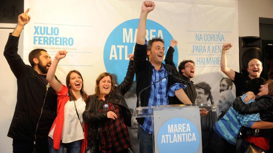 Xulio Ferreiro celebra en su sede de campaña el resultado de las elecciones, con Marea como fuerza más votada en A Coruña. / C.Pardellas