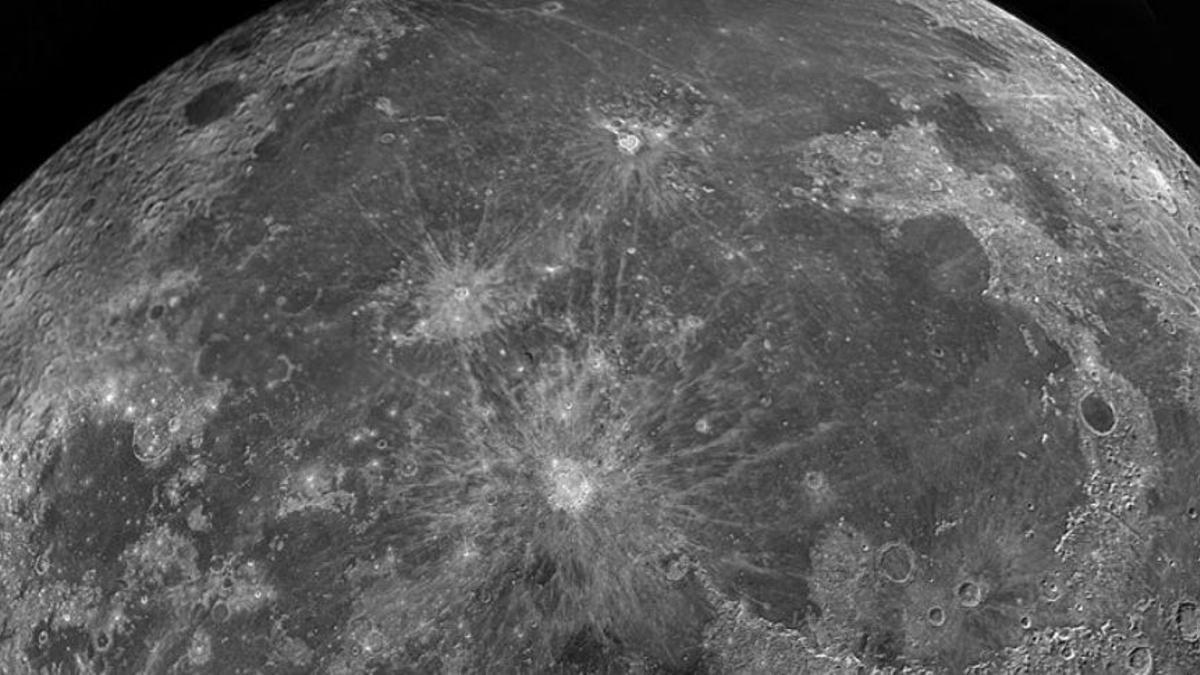La fuerza del impacto habría producido un nuevo cráter en la Luna de entre 10 a 20 metros de ancho.