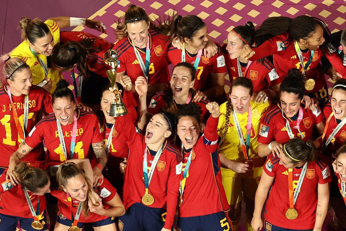 Las jugadoras españolas celebrando en el podio su título de campeonas del Mundial de Australia y Nueva Zelanda 2023  