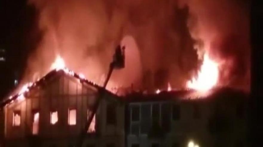 42 familias desalojadas en un incendio en dos edificios de Pasajes