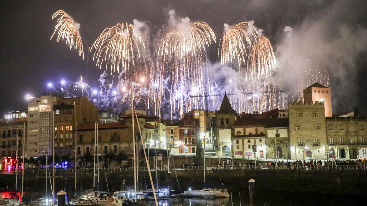 Los fuegos artificiales de 2019 vistos desde el puerto deportivo.