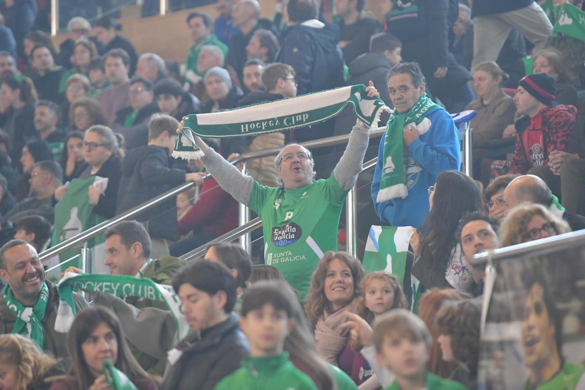 Un aficionado del Liceo levanta su bufanda en el partido frente al Barcelona.