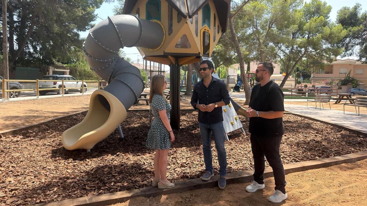 Sagredo, Lucas Jodar y Eva Pérez visitando la remodelación integral del parque infantil El Plantío en Paterna.