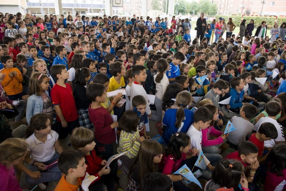 Los jugadores del Real Oviedo, Esteban y Diegui, visitan el colegio de La Corredoria 2