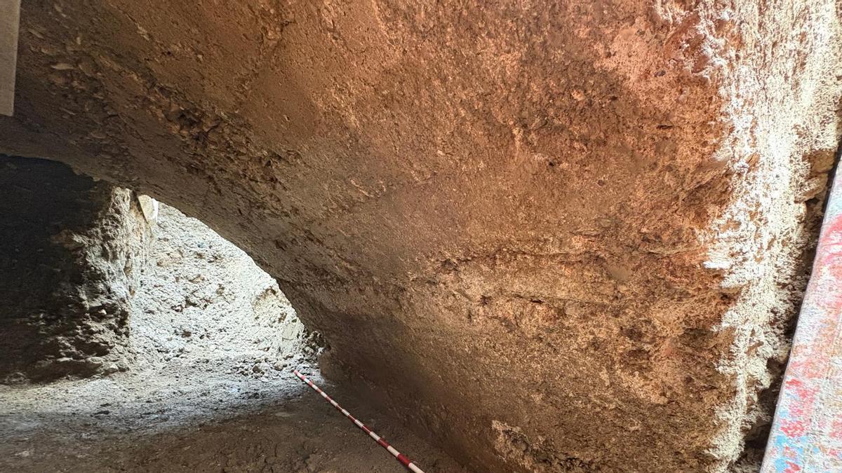 Imagen del puente recuperado en las obras del Coso y la plaza San Miguel.