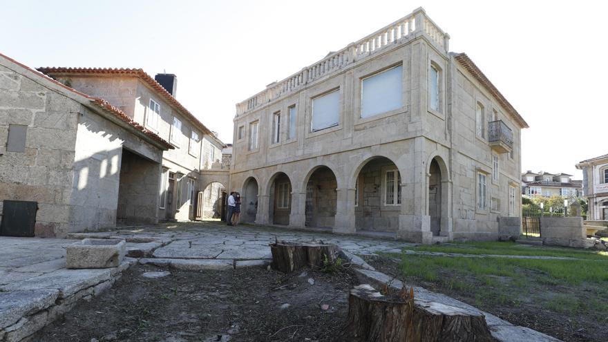 Vista trasera de la vivienda principal, donde está prevista la biblioteca, con la auxiliar, destinada a centro de mayores, a la izquierda. // Ricardo Grobas