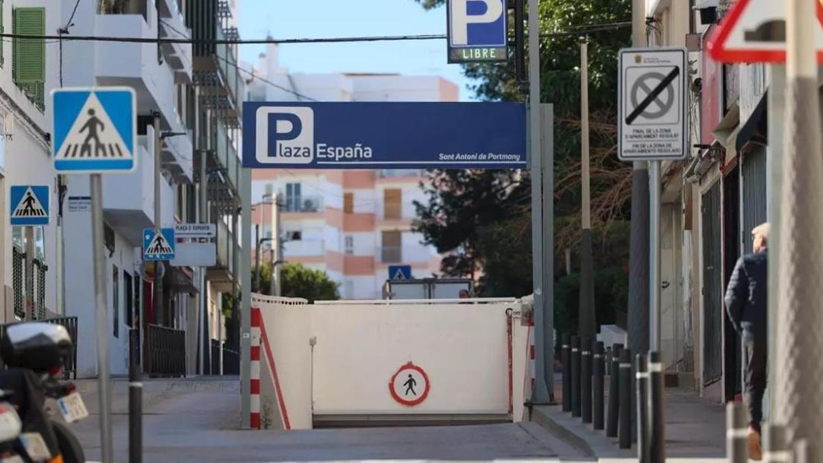 Entrada para vehículos del aparcamiento.