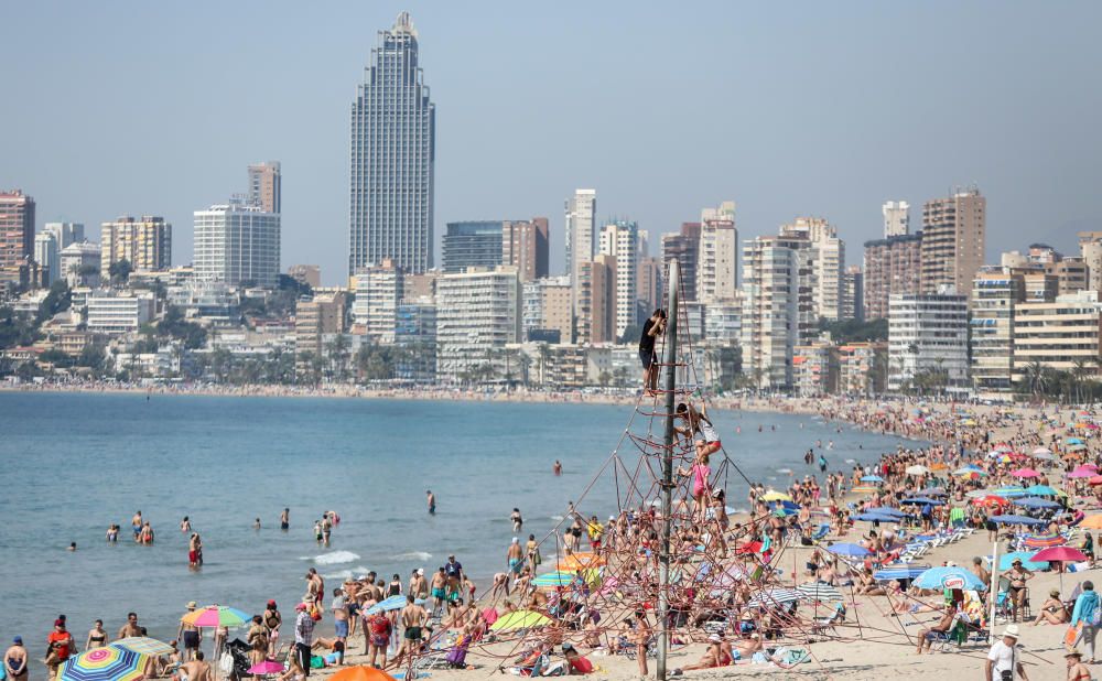 Los turistas aprovechan el buen tiempo del primer día de la Semana Santa