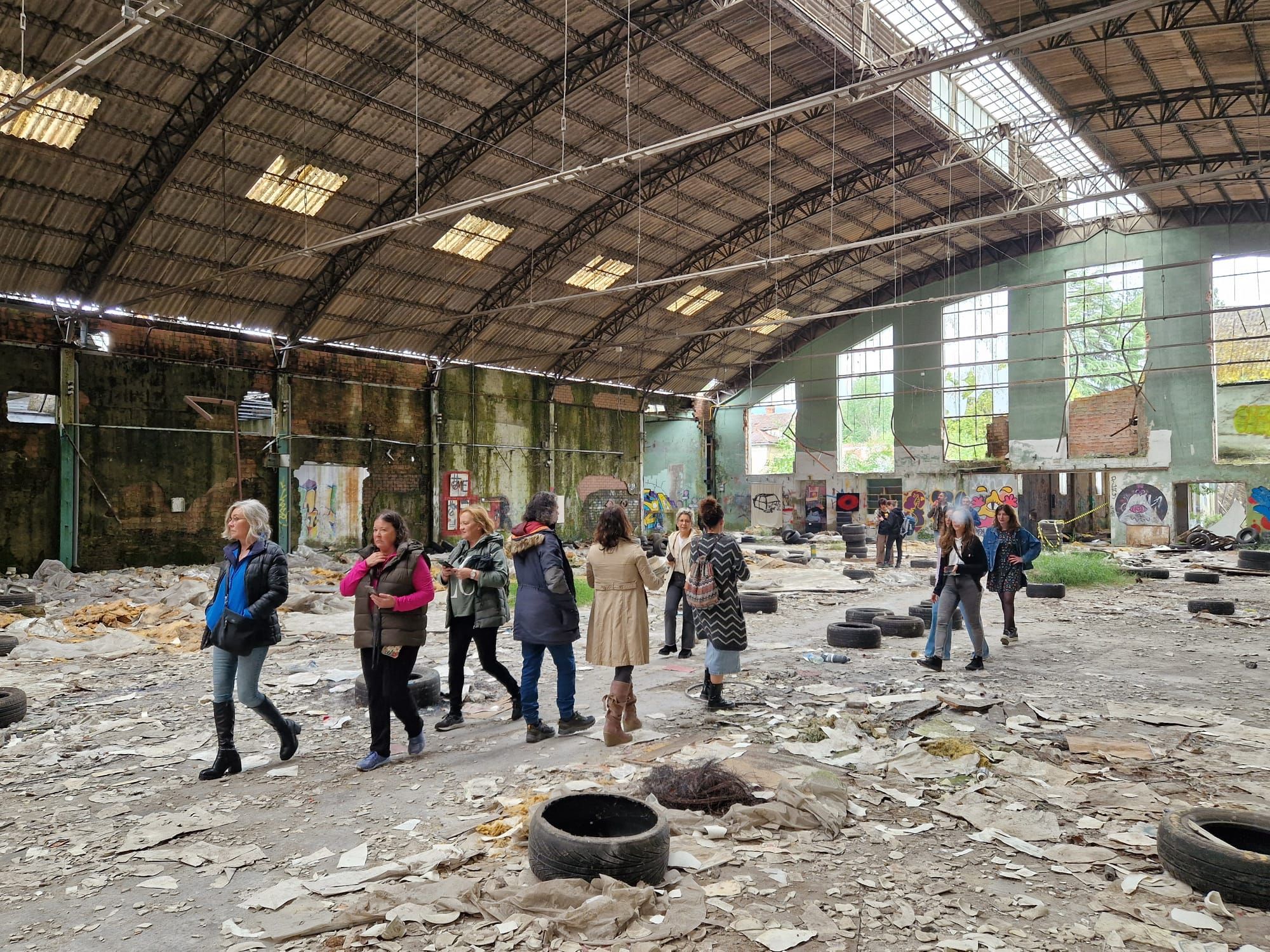 En imágenes | Exposición reivindicativa en la antigua fábrica de loza de San Claudio