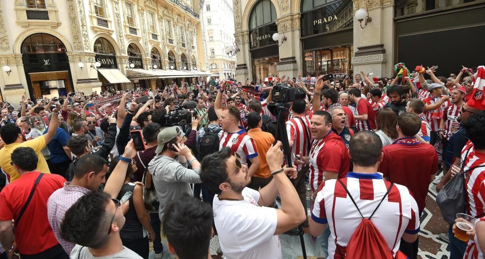 Las aficiones de Madrid y Atlético toman el centro de Milán en las horas previas al partido.