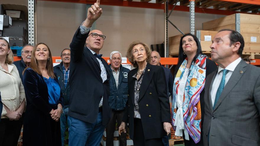 El presidente del Banco de Alimentos de Zamora, Andrés Rincón, explica a la reina Sofía el funcionamiento de las instalaciones.