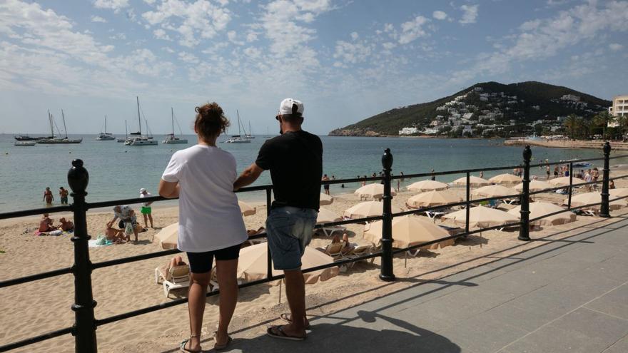 Verónica y David junto a la playa de Santa Eulària, donde ambos durmieron durante una semana y donde él todavía pernocta.