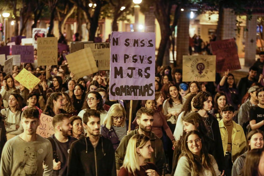 Manifestación nocturna en Elche por el 8-M