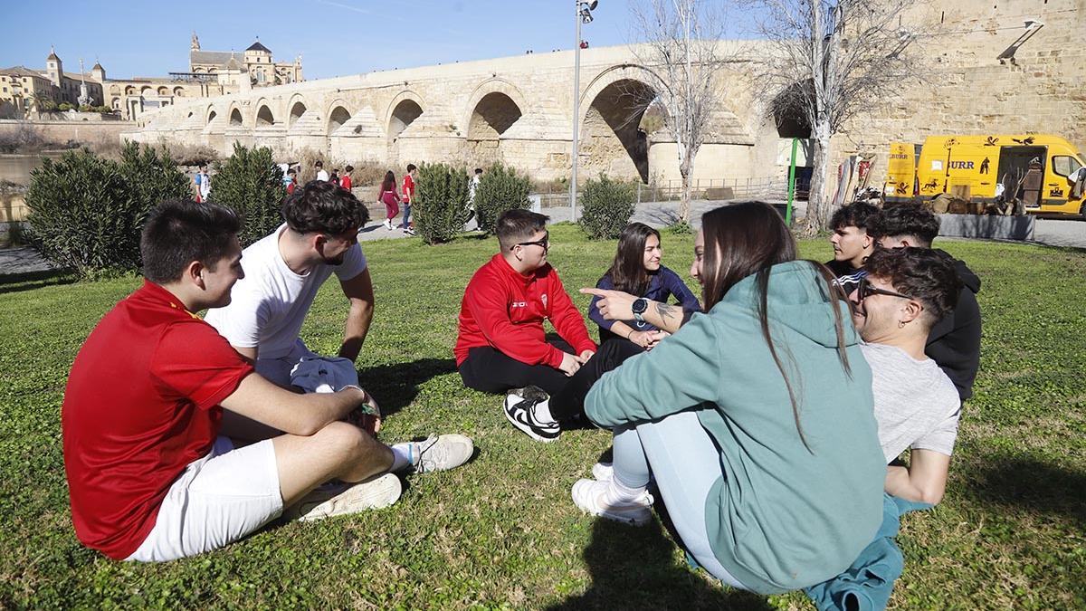Un grupo de jóvenes disfruta del buen tiempo en el la Ribera.