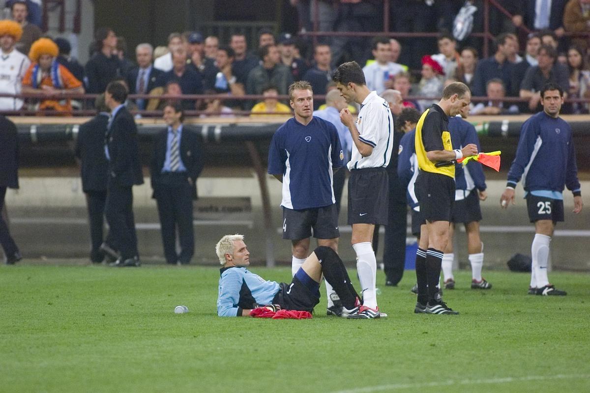 Deschamps habla con Pellegrino y con Cañizares antes de la tanda de penaltis de la final de la Champions League en 2001