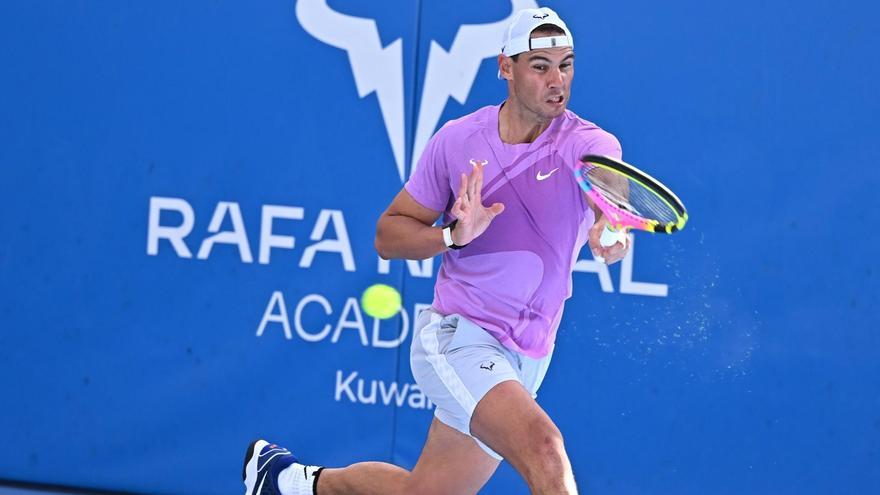 Nadal durante un entrenamiento en su academia de Kuwait.