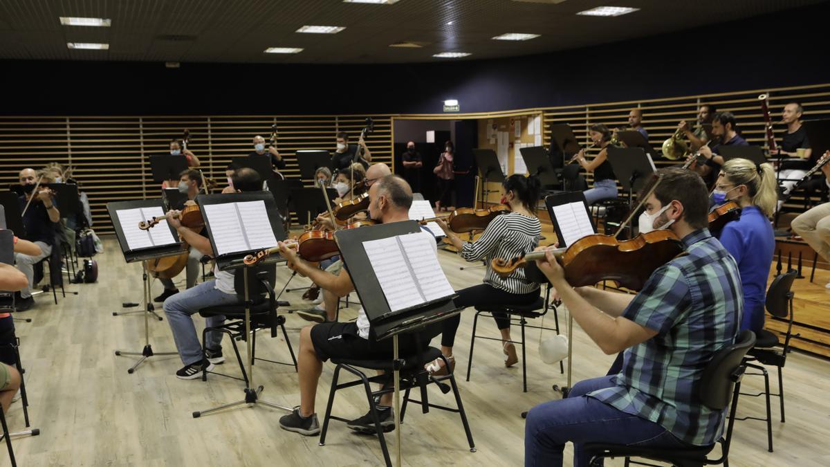 La Oviedo Filarmonía en el ensayo previo a su primer concierto dentro del programa &quot;OFIL contigo...En verano&quot;