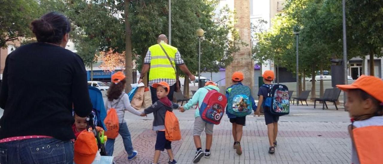 Durante dos días, los escolares del colegio Martínez Bellver de  Xàtiva han aprendido,  acompañados por monitores, itinerarios a pie  divertidos, seguros y saludables en el marco de la Semana de la  Movilidad.