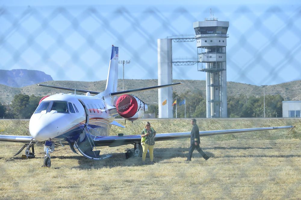 El aeropuerto estuvo inoperativo durante casi cuatro horas tras salirse de la pista un jet privado por un problema al aterrizar, posiblemente un reventón