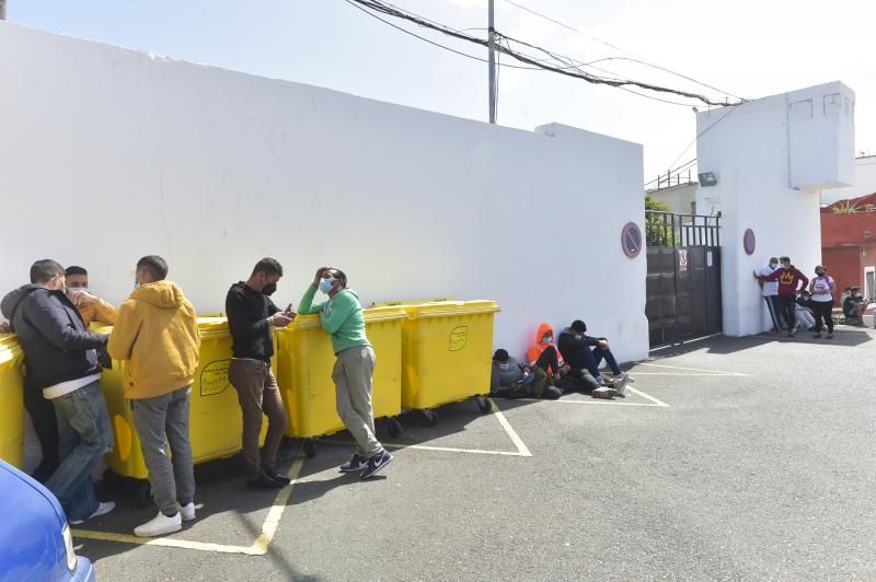 Inmigrantes a las puertas del campamento Canarias 50