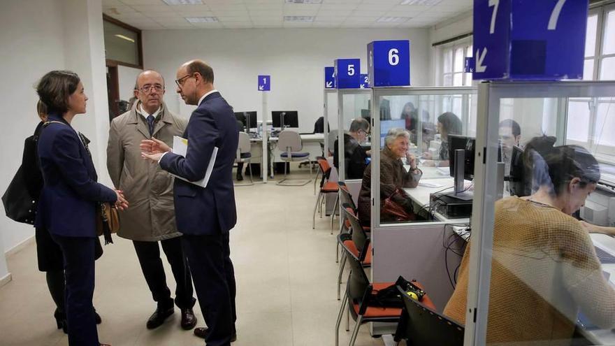 Por la izquierda, Dolores Carcedo, Miguel de la Fuente, decano del Colegio de Economistas de Asturias, y José Ignacio Rollán, en la oficina de atención al contribuyente de Oviedo.