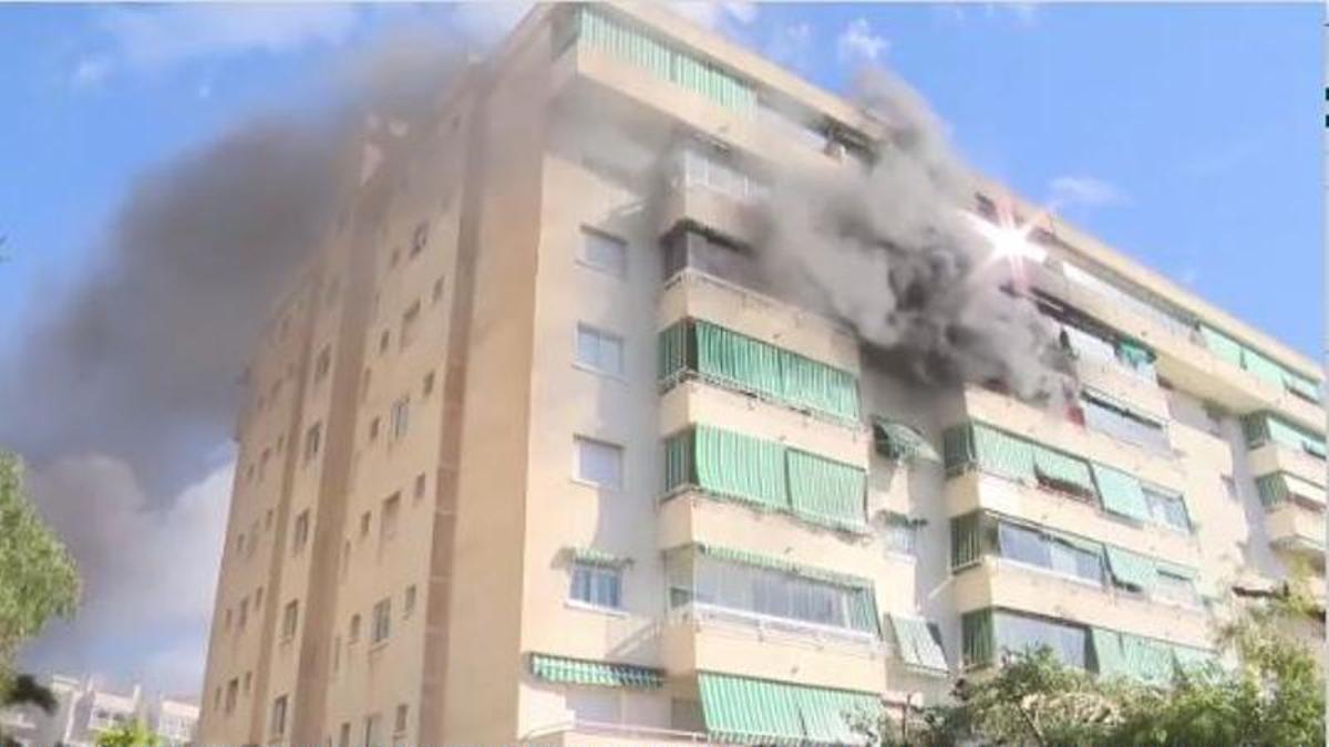 Las personas de los pisos superiores trataron de escapar de las llamas por las escaleras.