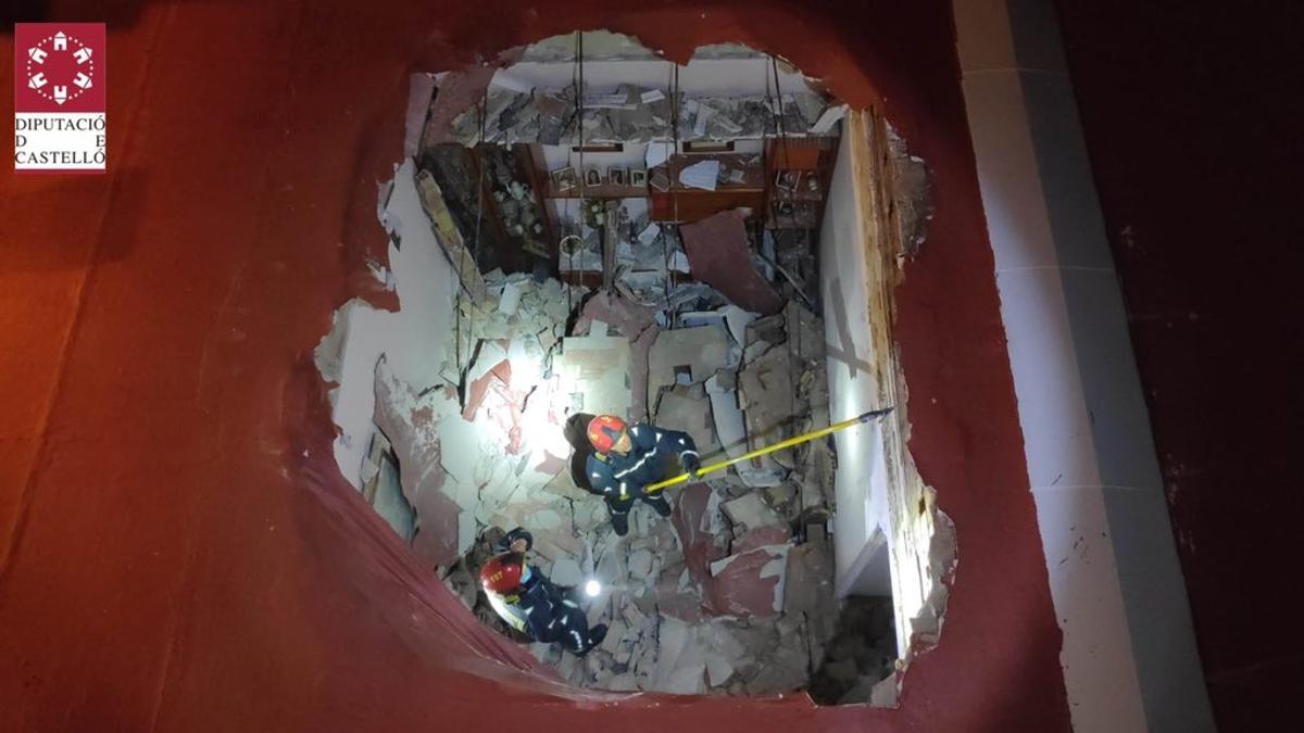 Los bomberos trabajan en las labores de desescombro.