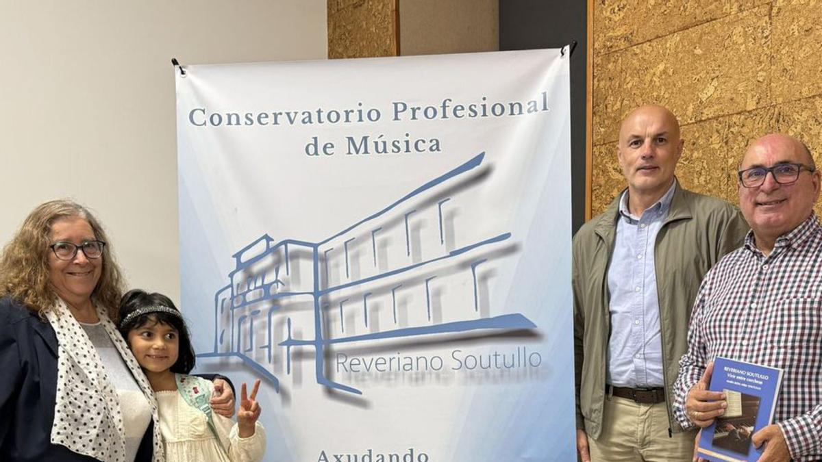 La nieta y la bisnieta de Reveriano Soutullo, junto al concejal de Ensino y el director del Conservatorio de Ponteareas.