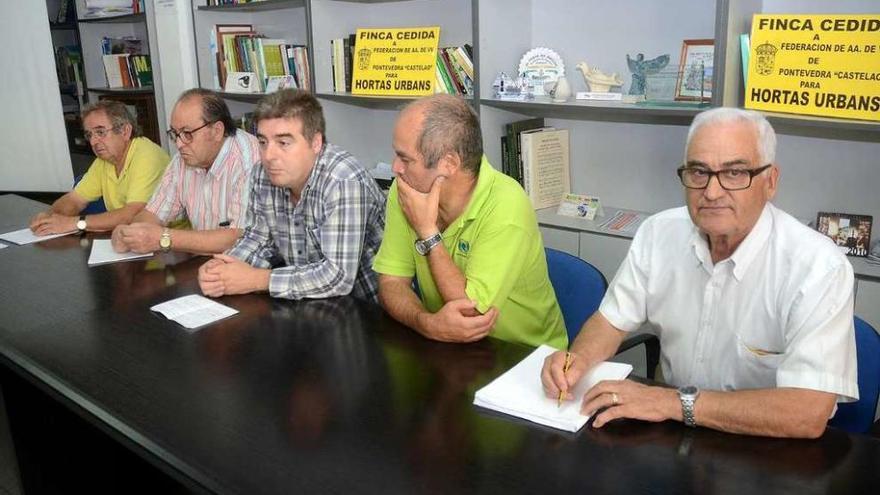 Juan Manuel Loureiro, en el centro, junto a los restantes miembros de la directiva. // R. Vázquez