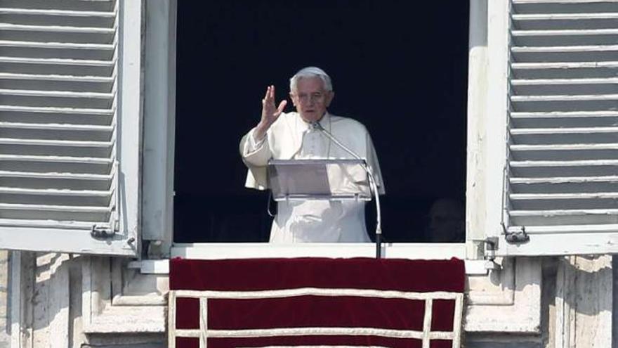Benedicto XVI, ayer, en la plaza de San Pedro. / tony gentile