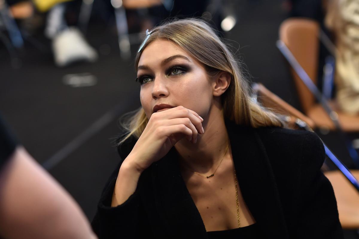 Gigi Hadid en el backstage de Versace Haute Couture