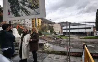 Árboles, zonas ajardinadas y farolas alimentadas con luz solar: arranca la obra de mejora del entorno del nuevo centro de salud de Lena