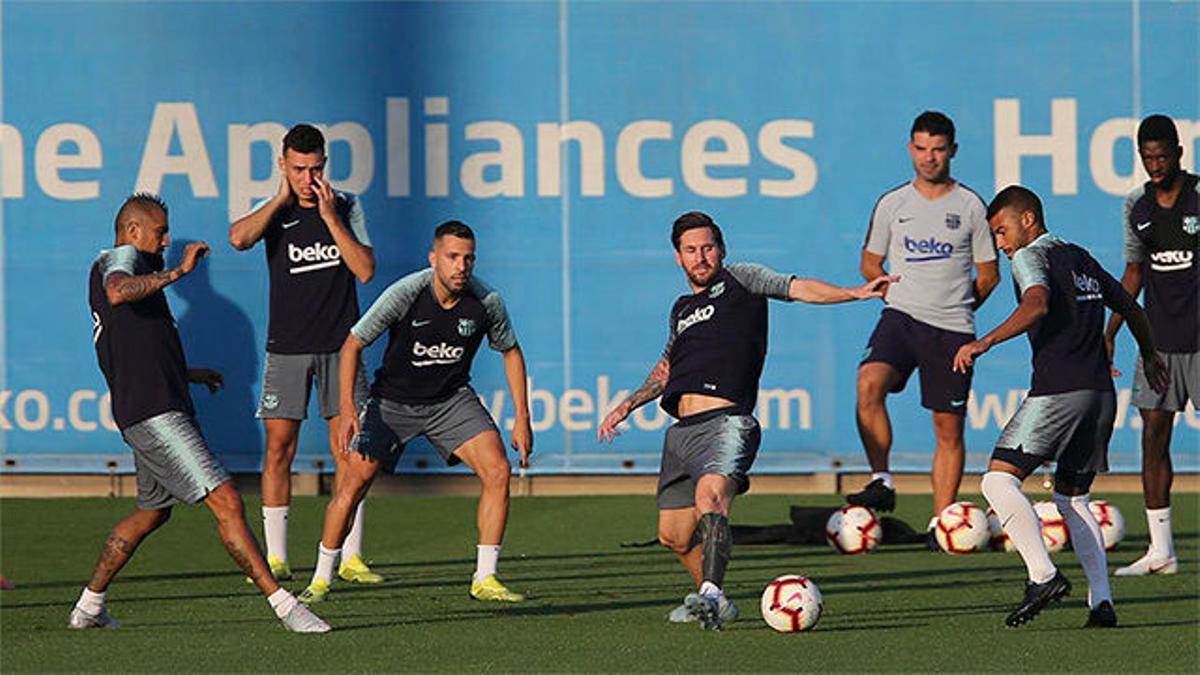 Último entrenamiento del Barça antes de viajar a Valencia