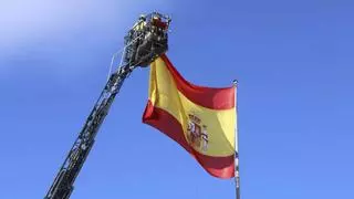 Flores para la bandera de España en Alicante por la amnistía