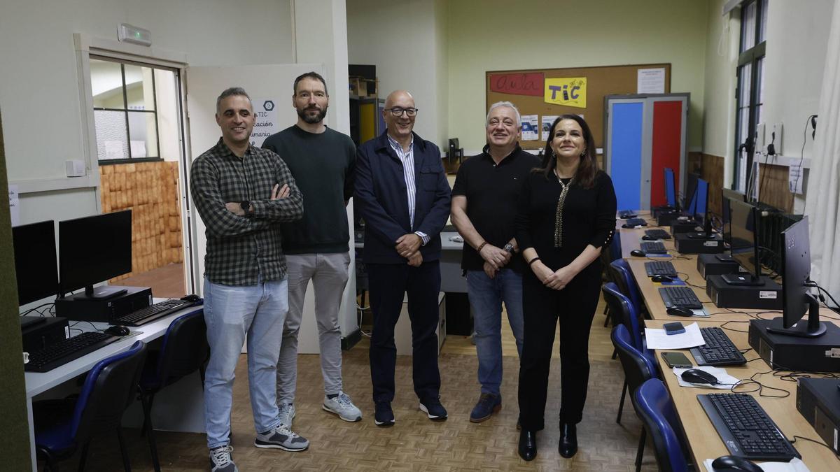 Por la izquierda, Andrés Flórez, Guillermo Rico, Enrique Jaímez, Emilio Álvarez y Lucía Menéndez, en el aula TIC del colegio Gesta.