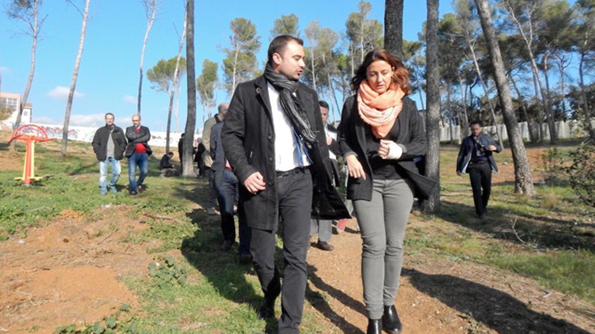 La presidenta de la Diputación de Barcelona, Mercè Conesa, visita los lugares más dañados por el vendaval en Terrassa junto al alcalde, Jordi Ballart.
