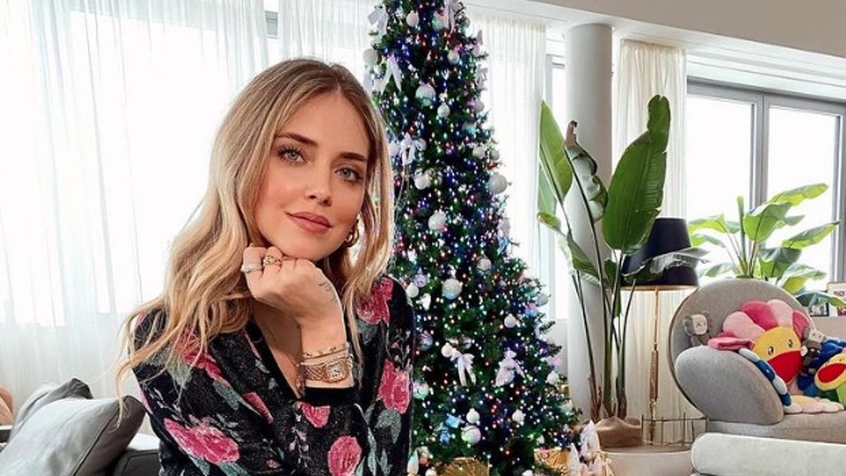 Chiara Ferragni, en una de sus fotos de Instagram, con vestido estampado y botas con suela track