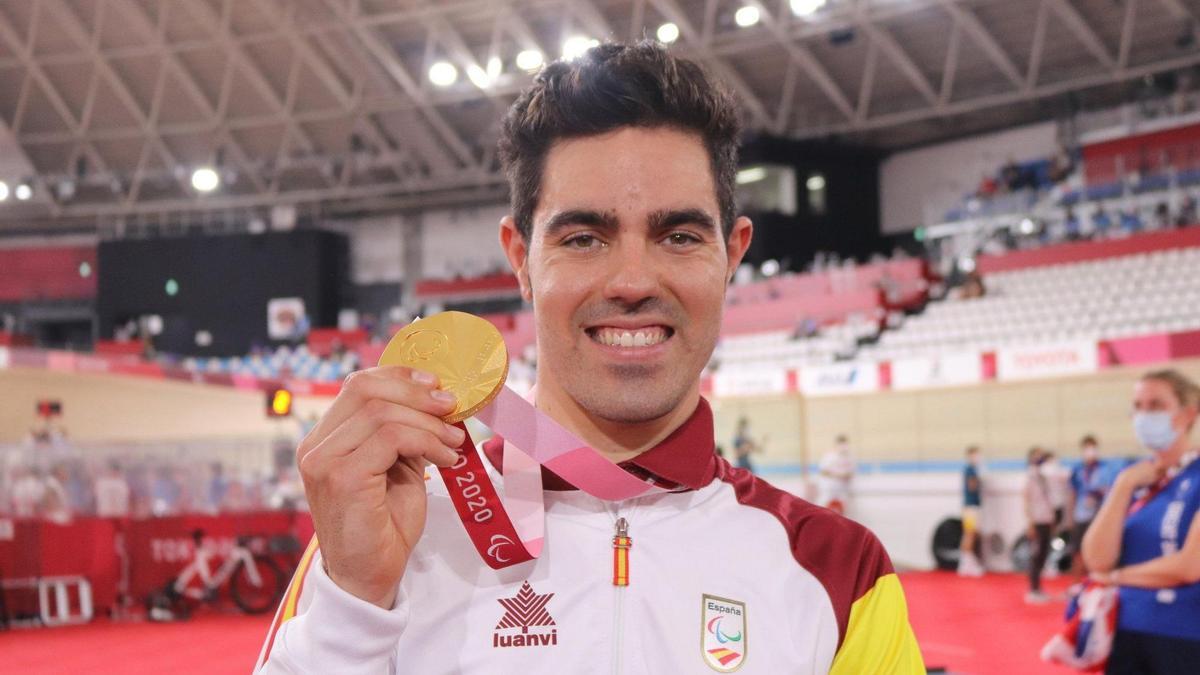 Alfonso Cabello con la medalla de oro que logó en Tokio.