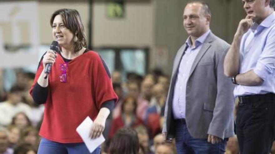 Rosa Pérez, junto a Martínez Dalmau y Héctor Illueca, en el mitin de ayer.