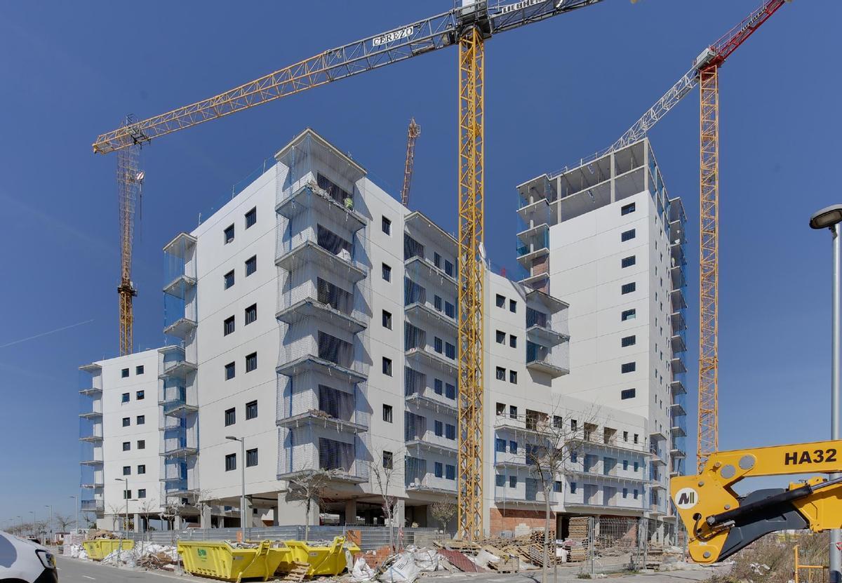 La construcción de las viviendas de alquiler asequible de Les Oliveres, en Tarragona, encaran la recta final.