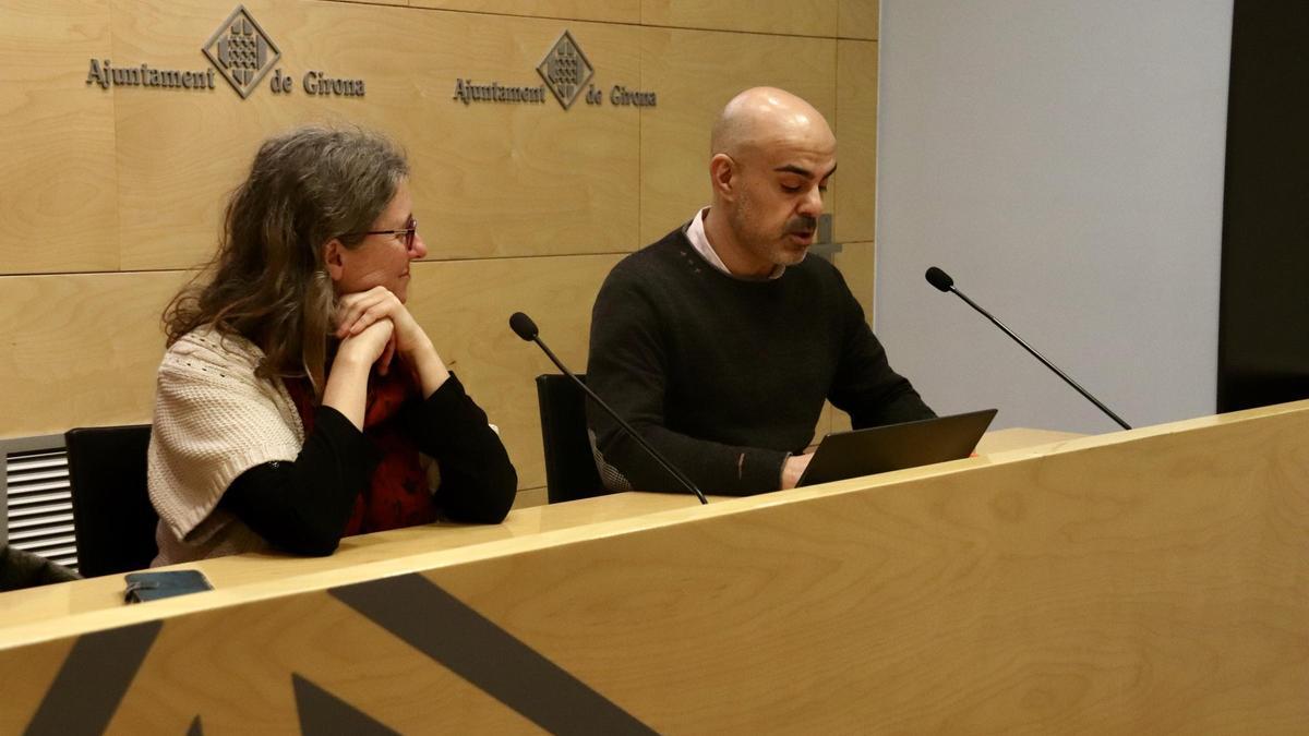 La regidora d’Educació de Girona, Queralt Vila i el president de la comissió de comunicació del CEM, Isidre Hernández, presenta les accions per fomentar l’acompanyament en la diversitat