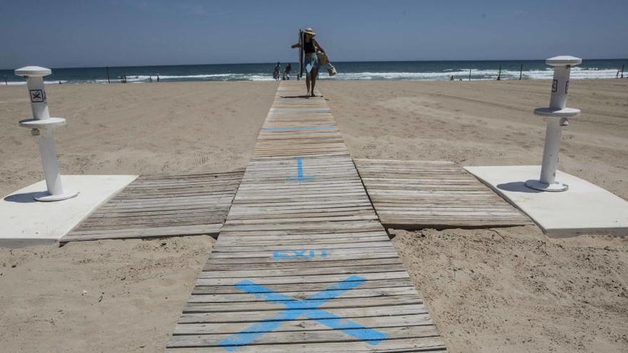 Salida marcada en un acceso en la playa de San Juan de Alicante