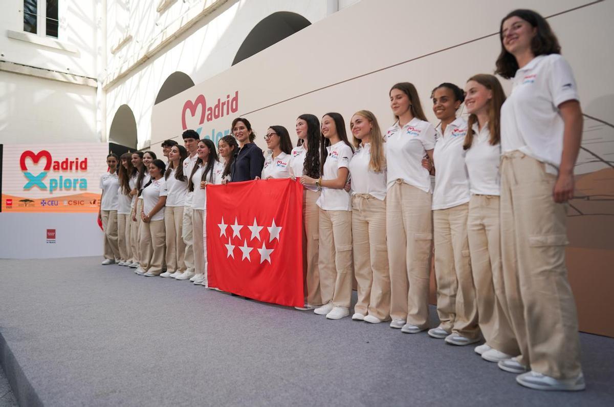 Los 20 expedicionarios de Madrid Xplora, con Isabel Díaz Ayuso.