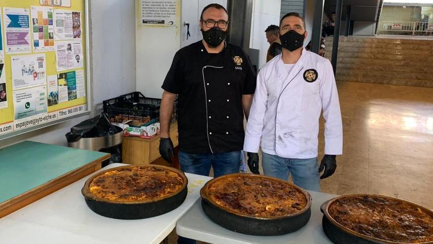 Elche reparte un arroz con costra solidario