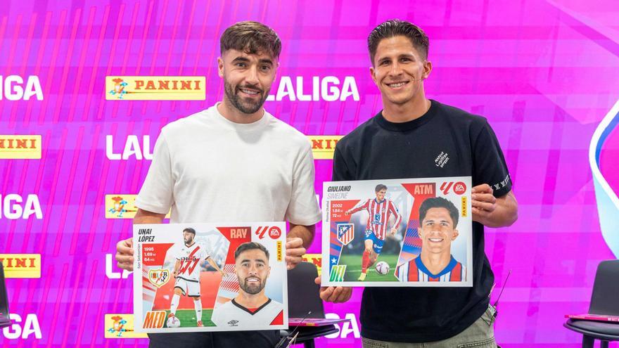 Unai López, del Rayo; junto a Giuliano Simeone, del Atlético, en la presentación del álbum de Panini de LaLiga 2025/2026.