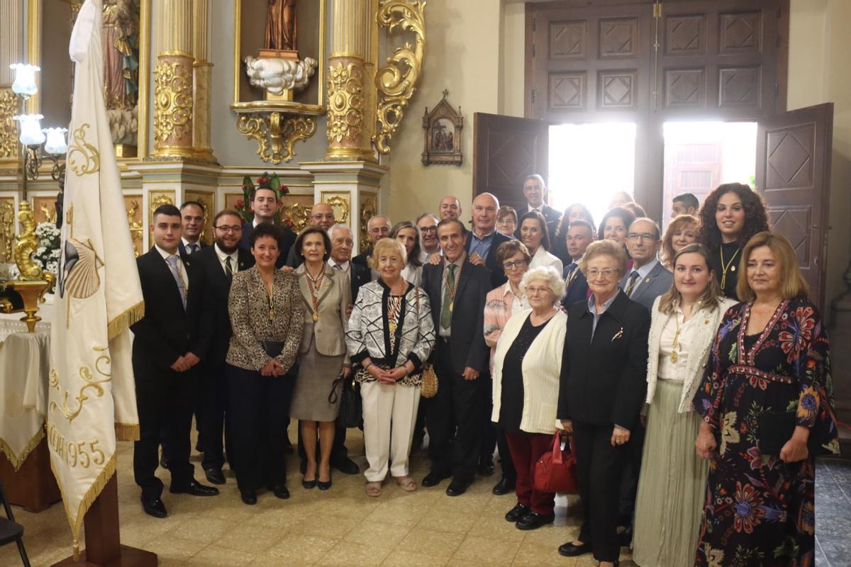 Foto de familia en la misa en honor al Santísimo Salvador, que tuvo lugar este domingo por la mañana en la iglesia de la Asunción.