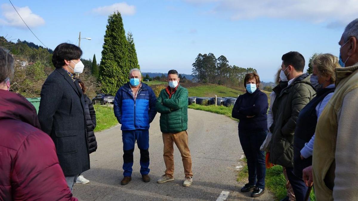 Borja Sánchez y el alcalde de Cudillero, Carlos Valle, ayer, con vecinos de Villeirín.