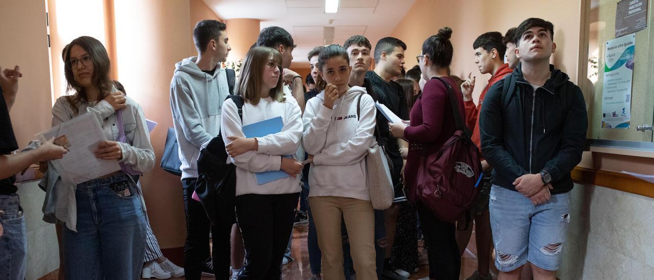 Un grupo de alumnos, a punto de examinarse de la EBAU en el Campus de Zamora