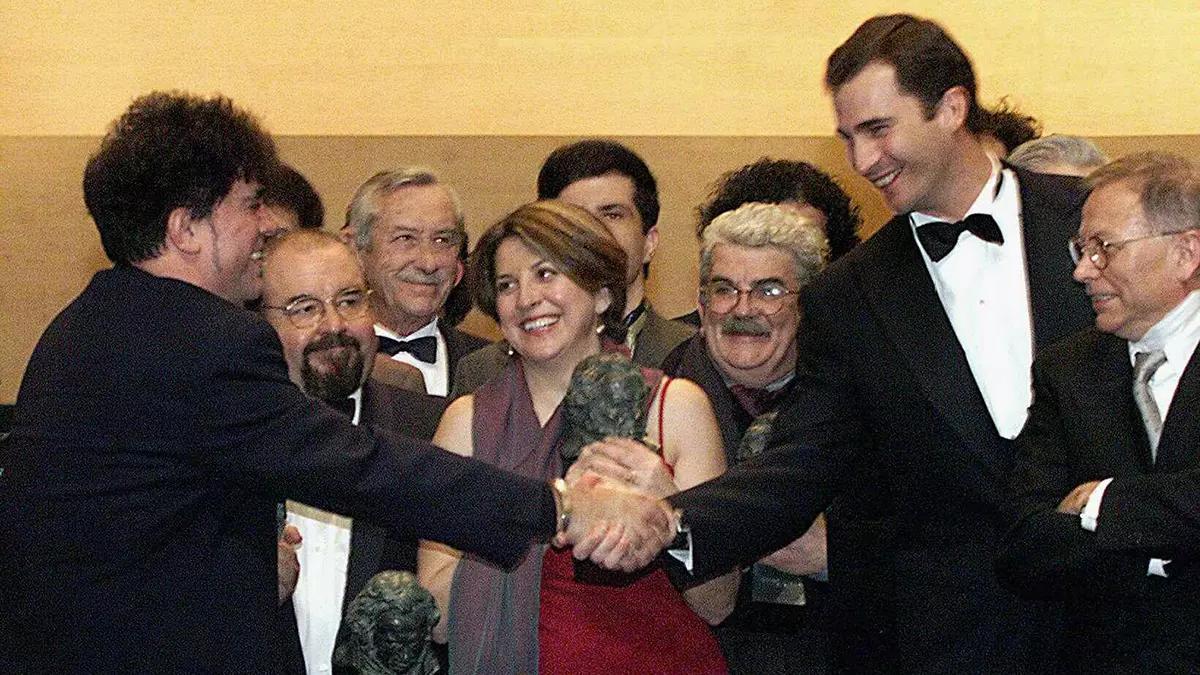 Felipe VI, entonces Príncipe de Asturias, saludando a Pedro Almodóvar en los Premios Goya celebrados en Barcelona en el año 2000.